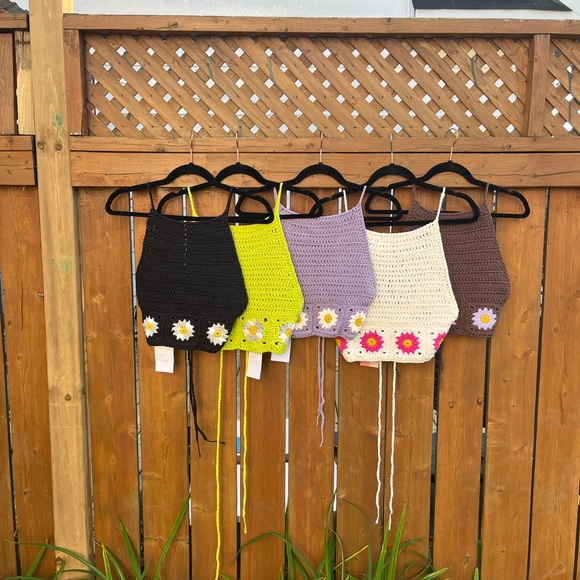 Handmade crochet floral top with open back - Picture 3 of 4